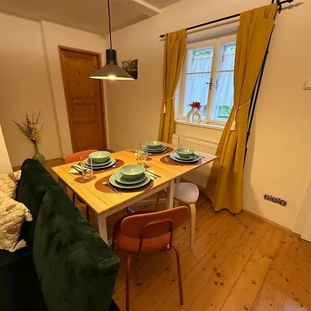 - Direkt Am Fluss, Balkon, Rustikal, Idylisch Apartment